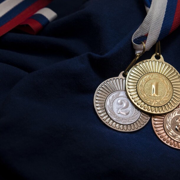 1613767894 53-p-fon-zolotaya-medal-89
